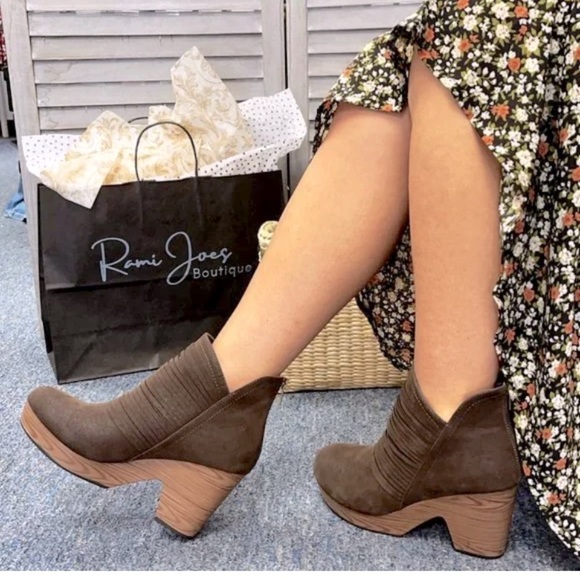 Pierre Dumas Strap Fringe Brown Short Ankle Back Zip Boots- Size 10 - Picture 1 of 12
